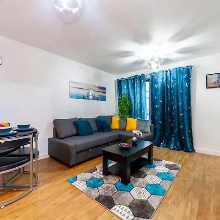 Modern 3 Beds 2 Bath Flat - Parking & Sleeps 6 *