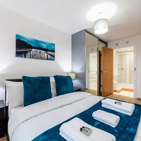 Modern 3 Beds 2 Bath Flat - Parking & Sleeps 6 Apartment *