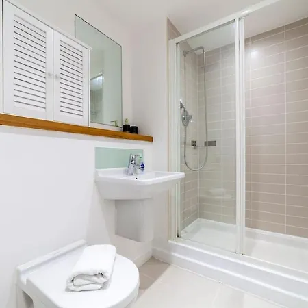 Apartment Modern 3 Beds 2 Bath Flat - Parking & Sleeps 6 *