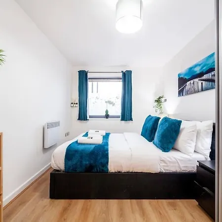 Modern 3 Beds 2 Bath Flat - Parking & Sleeps 6