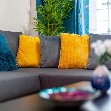Modern 3 Beds 2 Bath Flat - Parking & Sleeps 6 *
