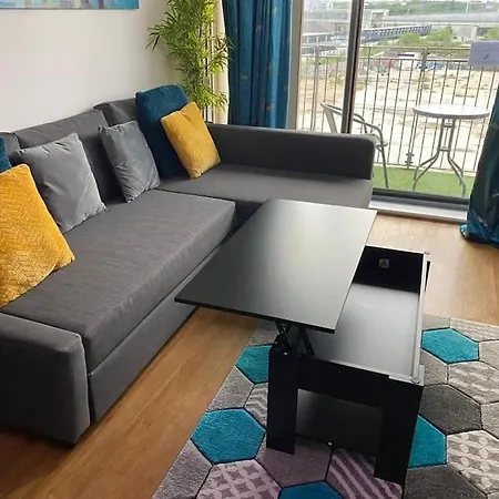 Modern 3 Beds 2 Bath Flat - Parking & Sleeps 6 * London