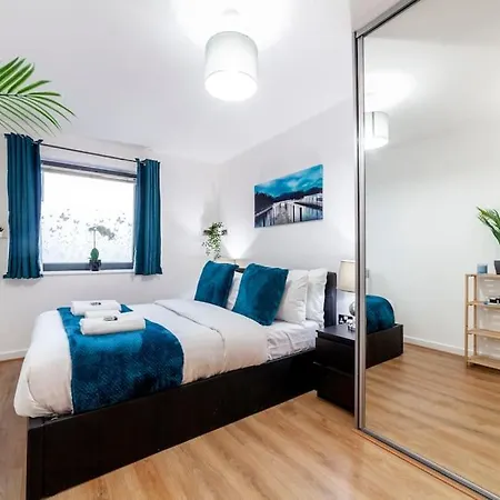Apartment Modern 3 Beds 2 Bath Flat - Parking & Sleeps 6