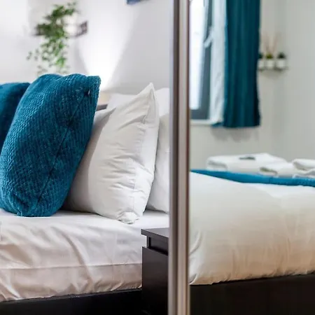 Modern 3 Beds 2 Bath Flat - Parking & Sleeps 6 * London