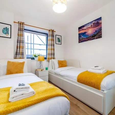 Modern 3 Beds 2 Bath Flat - Parking & Sleeps 6