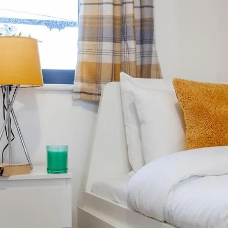 Apartment Modern 3 Beds 2 Bath Flat - Parking & Sleeps 6