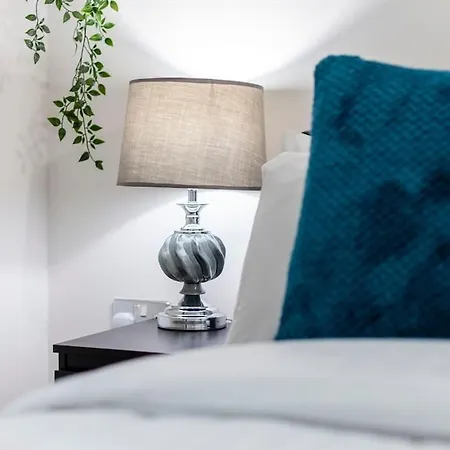 Modern 3 Beds 2 Bath Flat - Parking & Sleeps 6 Apartment *