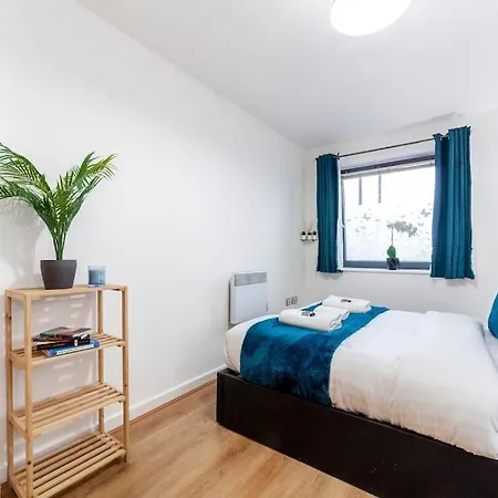 Modern 3 Beds 2 Bath Flat - Parking & Sleeps 6 * London