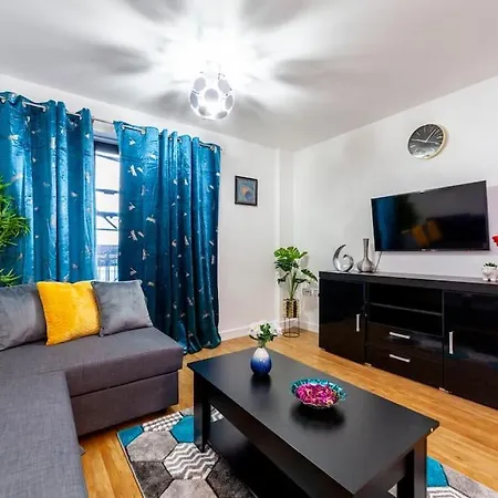 Apartment Modern 3 Beds 2 Bath Flat - Parking & Sleeps 6