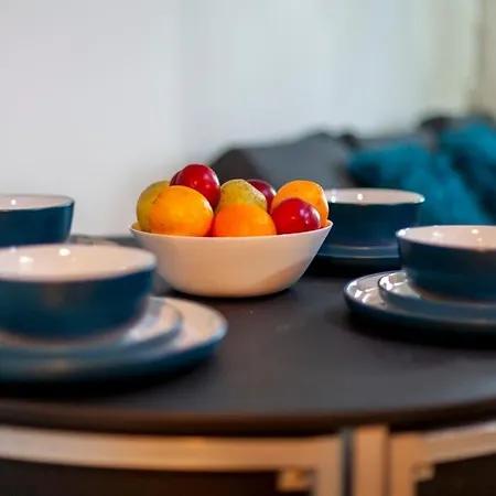Modern 3 Beds 2 Bath Flat - Parking & Sleeps 6 *