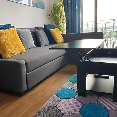 Modern 3 Beds 2 Bath Flat - Parking & Sleeps 6 * London