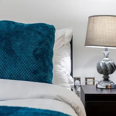 Modern 3 Beds 2 Bath Flat - Parking & Sleeps 6 Apartment