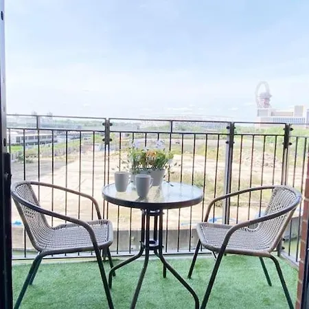 Modern 3 Beds 2 Bath Flat - Parking & Sleeps 6 *