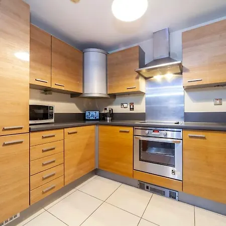 Modern 3 Beds 2 Bath Flat - Parking & Sleeps 6 London