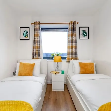 Modern 3 Beds 2 Bath Flat - Parking & Sleeps 6