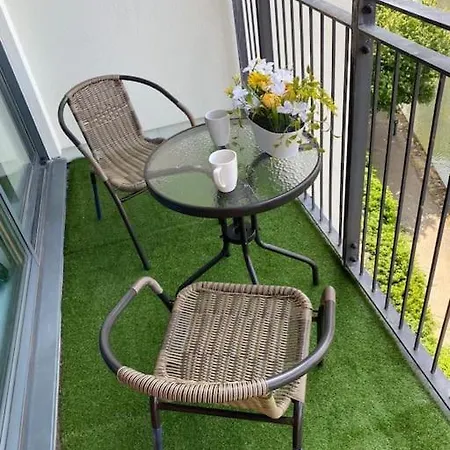 Apartment Modern 3 Beds 2 Bath Flat - Parking & Sleeps 6 *
