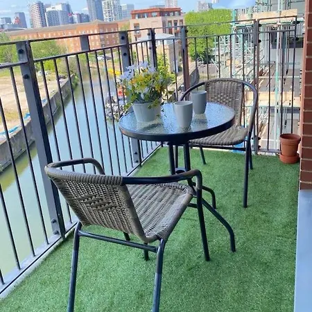 Modern 3 Beds 2 Bath Flat - Parking & Sleeps 6 * London