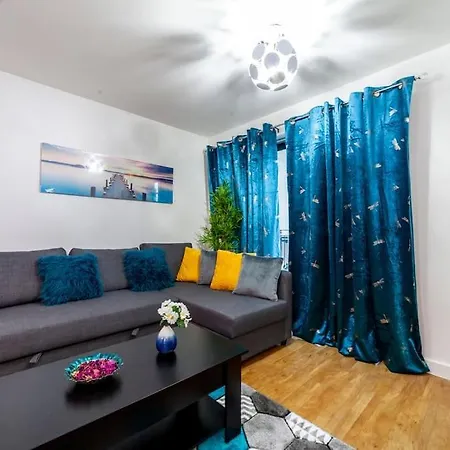 Modern 3 Beds 2 Bath Flat - Parking & Sleeps 6 Apartment London