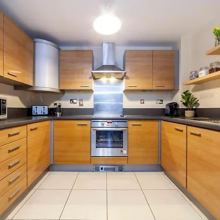 Modern 3 Beds 2 Bath Flat - Parking & Sleeps 6 * London