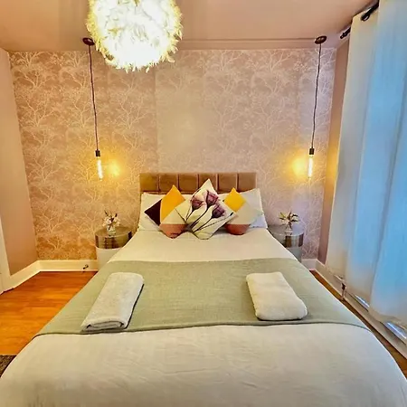 Three Bedroom Near Central Apartment *