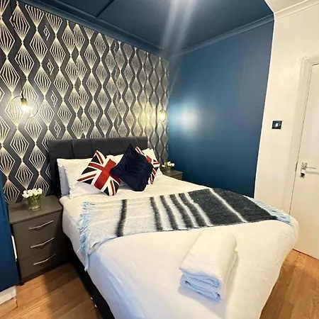 Three Bedroom Near Central Apartamento *
