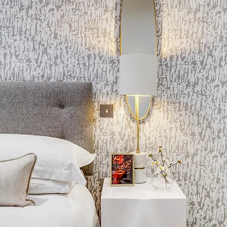 Chic 2br Haven Nestled In Vibrant Battersea