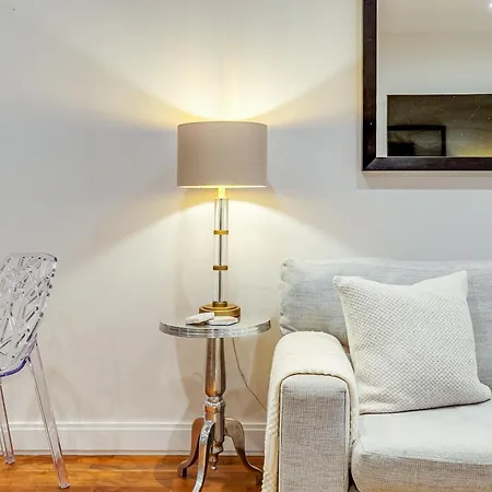 Chic 2br Haven Nestled In Vibrant Battersea *
