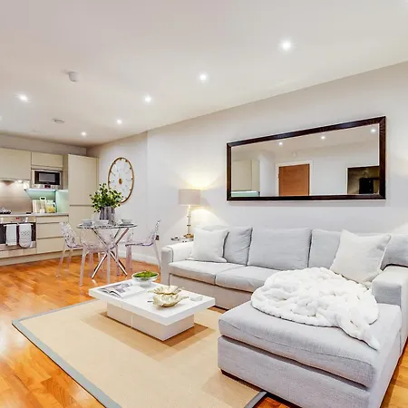 Chic 2br Haven Nestled In Vibrant Battersea