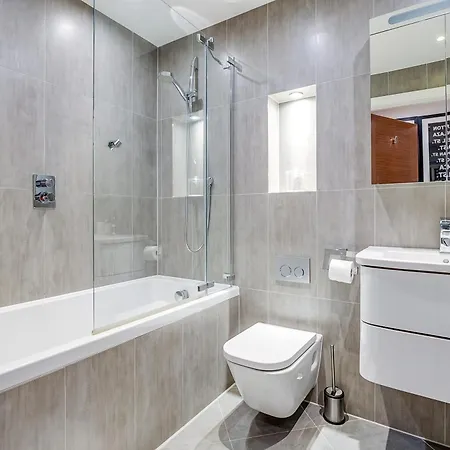 Chic 2br Haven Nestled In Vibrant Battersea Apartment London