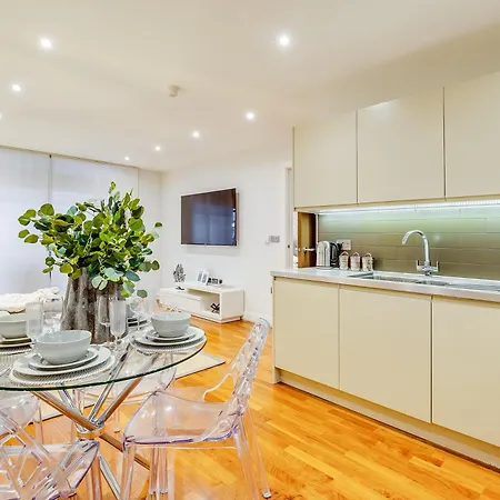 Chic 2br Haven Nestled In Vibrant Battersea *