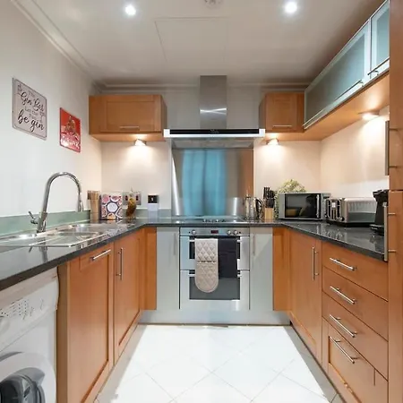 Apartment 24hr Concierge, Gym, Pool, Museum, Shopping Centre *