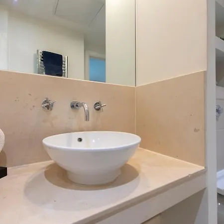 24hr Concierge, Gym, Pool, Museum, Shopping Centre Apartment