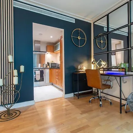 Apartment 24hr Concierge, Gym, Pool, Museum, Shopping Centre