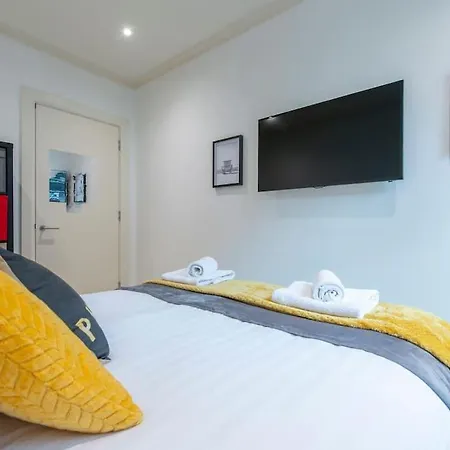 24hr Concierge, Gym, Pool, Museum, Shopping Centre Apartment *
