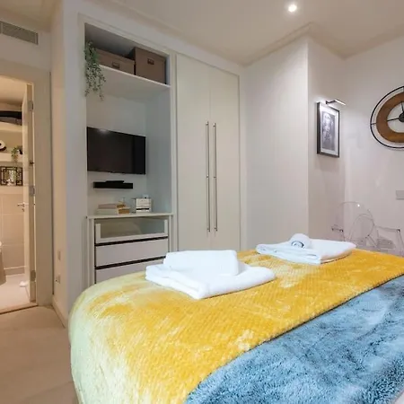 24hr Concierge, Gym, Pool, Museum, Shopping Centre