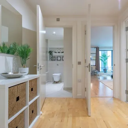 Apartment 24hr Concierge, Gym, Pool, Museum, Shopping Centre