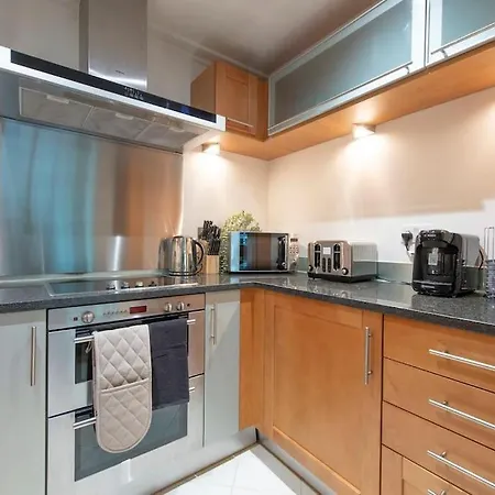 Apartment 24hr Concierge, Gym, Pool, Museum, Shopping Centre *
