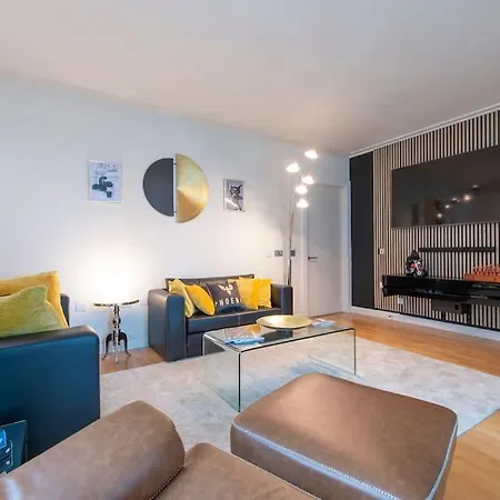 24hr Concierge, Gym, Pool, Museum, Shopping Centre * London