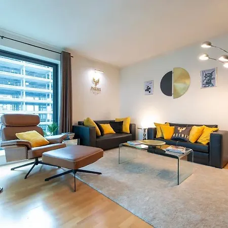 24hr Concierge, Gym, Pool, Museum, Shopping Centre Apartment *