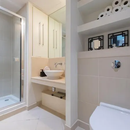 24hr Concierge, Gym, Pool, Museum, Shopping Centre * London
