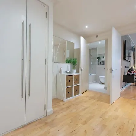 24hr Concierge, Gym, Pool, Museum, Shopping Centre