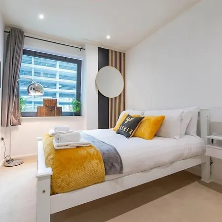 24hr Concierge, Gym, Pool, Museum, Shopping Centre Apartment