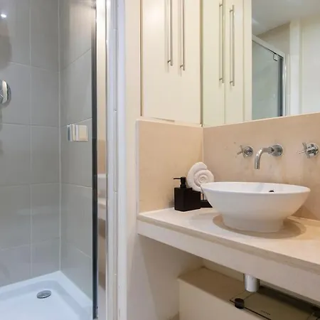 24hr Concierge, Gym, Pool, Museum, Shopping Centre Apartment *