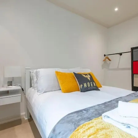 Apartment 24hr Concierge, Gym, Pool, Museum, Shopping Centre *