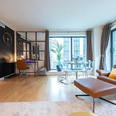 24hr Concierge, Gym, Pool, Museum, Shopping Centre