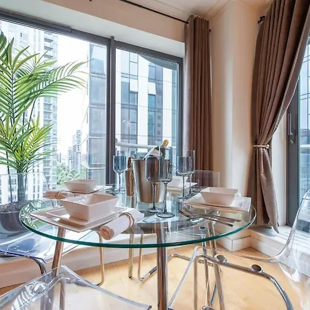 24hr Concierge, Gym, Pool, Museum, Shopping Centre Apartment