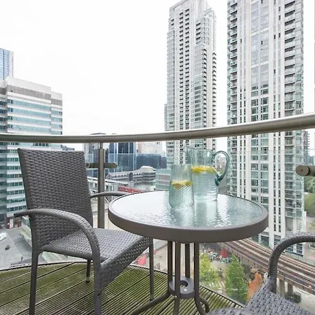 24hr Concierge, Gym, Pool, Museum, Shopping Centre Apartment *