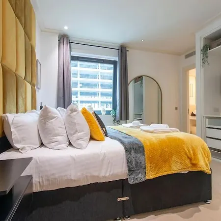 24hr Concierge, Gym, Pool, Museum, Shopping Centre *