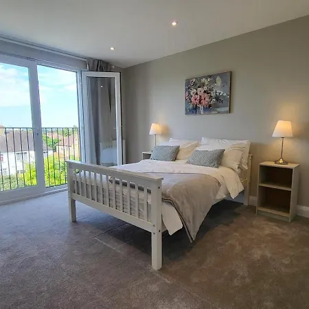 Beautiful 4bedroom 2bath Wifi And Free Parking Apartment *