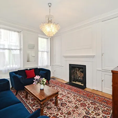 Spacious Soho On Quaint Cobbled Street Apartment London
